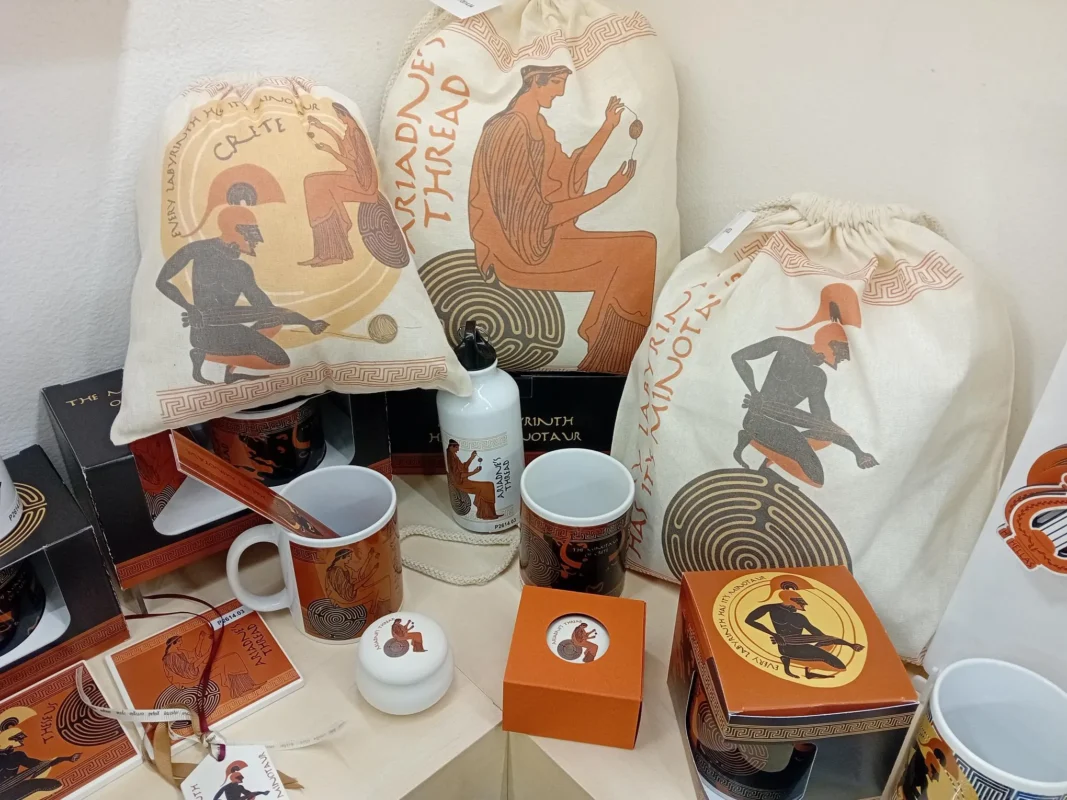 Συλλογή ελληνικών σουβενίρ με Θησέα, Αριάδνη και Μινώταυρο – υφασμάτινες τσάντες, κούπες, παγούρι και κεραμικά δώρα