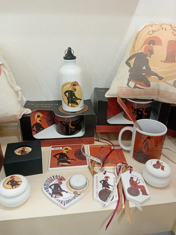 Συλλογή ελληνικών σουβενίρ με θέμα Θησέας και Μινώταυρος – κούπες, παγούρι, σουβέρ, κεριά και διακοσμητικά δώρα σε βιτρίνα