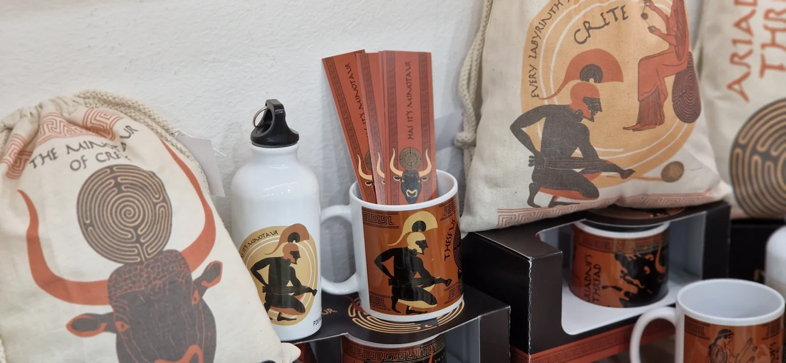 Σετ ελληνικών σουβενίρ με θέμα Θησέας και Μινώταυρος – υφασμάτινη τσάντα, κούπα, παγούρι και σελιδοδείκτες με αρχαιοελληνικό σχέδιο