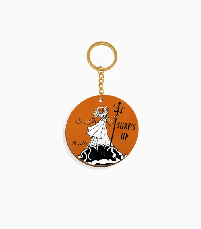 Μπρελόκ ελληνικού σουβενίρ με Ποσειδώνα και μήνυμα Surf’s Up σε πορτοκαλί φόντο
