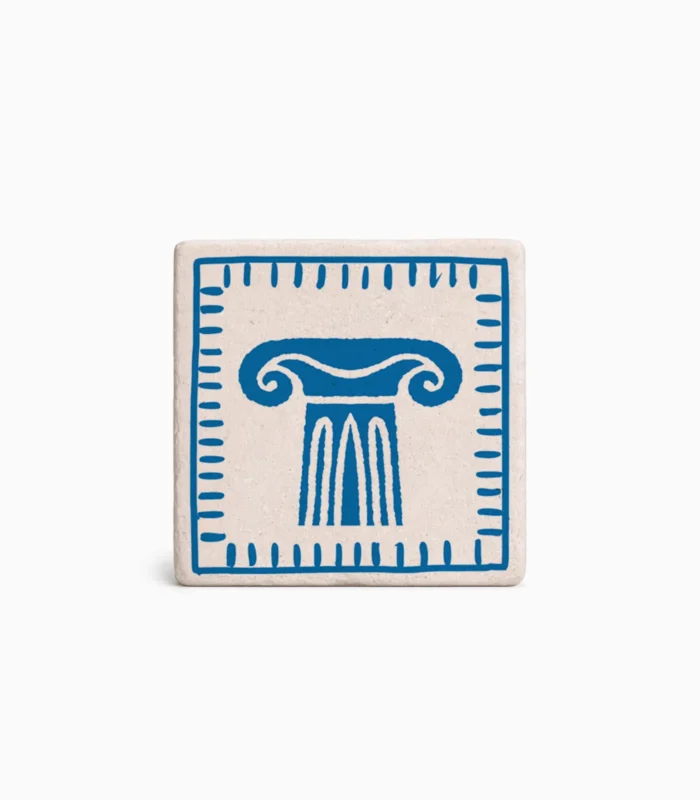 Μαγνητάκι ελληνικού σουβενίρ με αρχαιοελληνική φιγούρα και παραδοσιακό μοτίβο